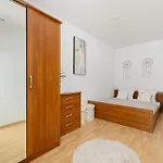 Przytulny W Centrum Blisko Plazy By Renters Apartman