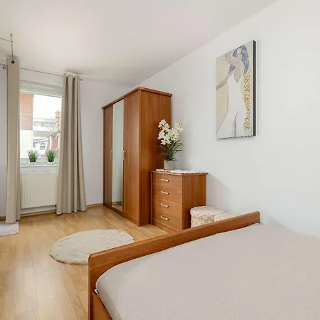 Przytulny W Centrum Blisko Plazy By Renters Lägenhet